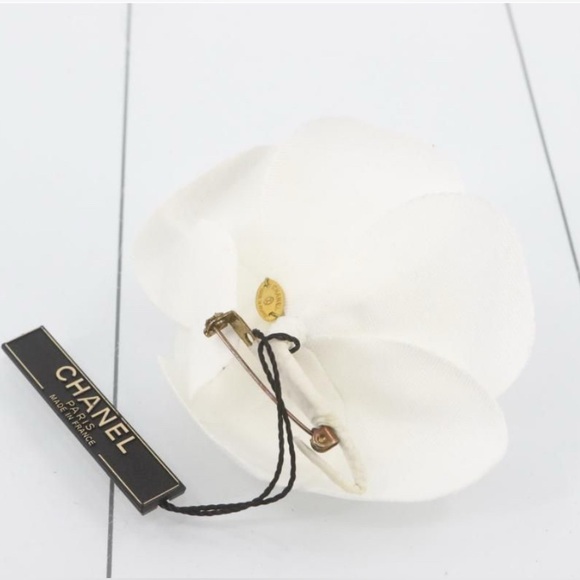 Authentic Chanel Pinned Runway Corsage Brooch - Picture 3 of 7